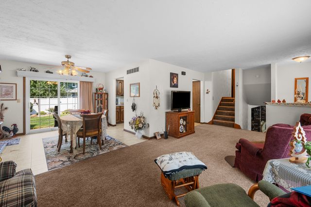 126 W 28th Avenue, Coal Valley, IL 61240