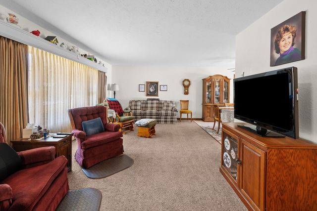126 W 28th Avenue, Coal Valley, IL 61240