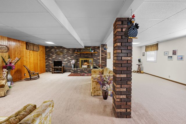 126 W 28th Avenue, Coal Valley, IL 61240