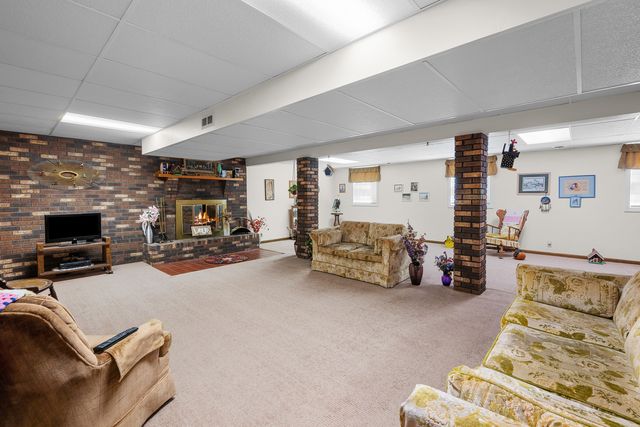 126 W 28th Avenue, Coal Valley, IL 61240