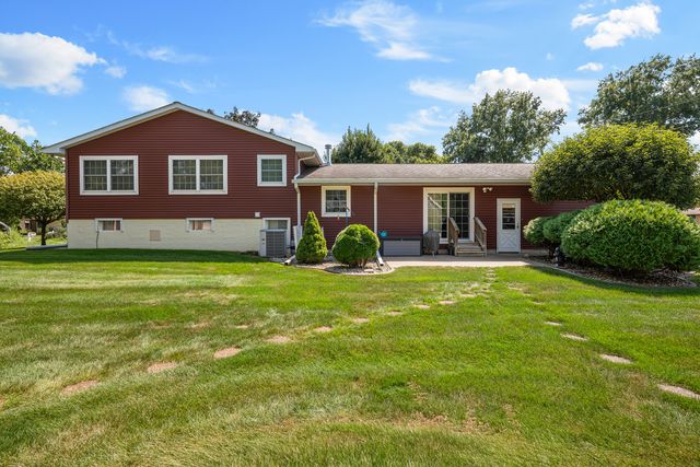 126 W 28th Avenue, Coal Valley, IL 61240