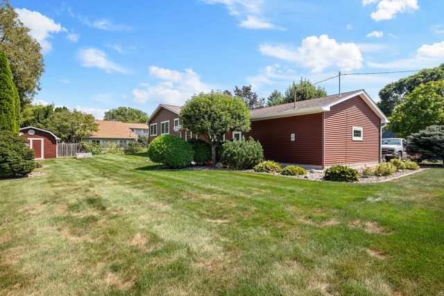 126 W 28th Avenue, Coal Valley, IL 61240