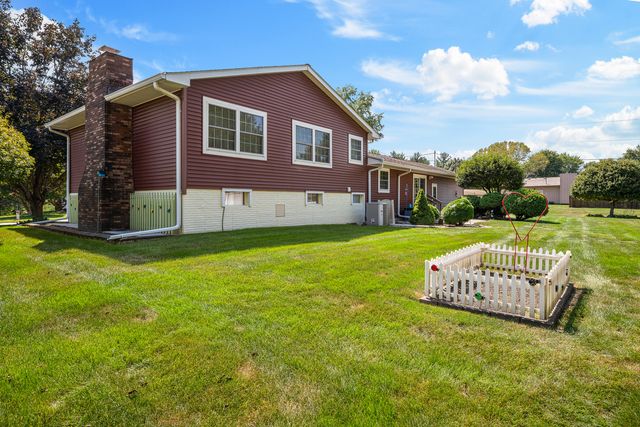 126 W 28th Avenue, Coal Valley, IL 61240