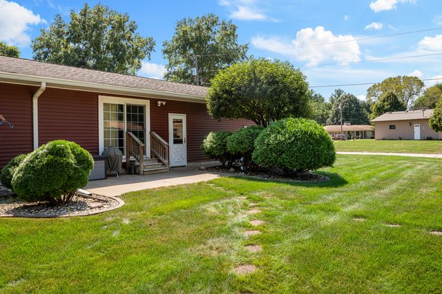 126 W 28th Avenue, Coal Valley, IL 61240