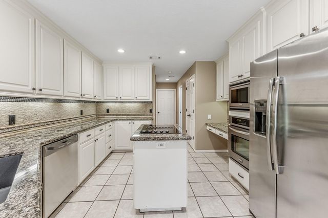 1916 Greentree Drive, Huntsville, TX 77340