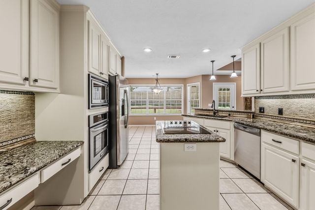 1916 Greentree Drive, Huntsville, TX 77340