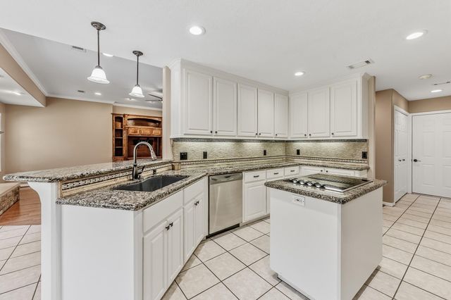 1916 Greentree Drive, Huntsville, TX 77340