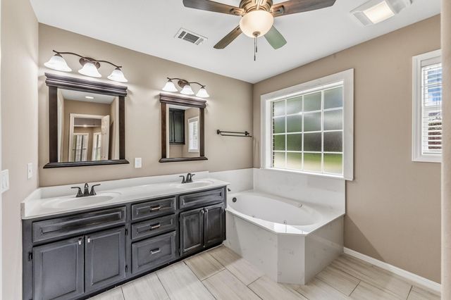 1916 Greentree Drive, Huntsville, TX 77340
