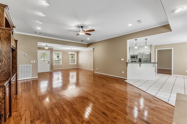 1916 Greentree Drive, Huntsville, TX 77340