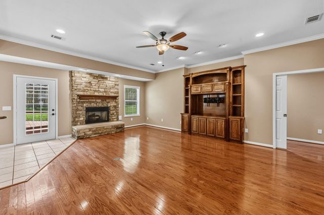 1916 Greentree Drive, Huntsville, TX 77340
