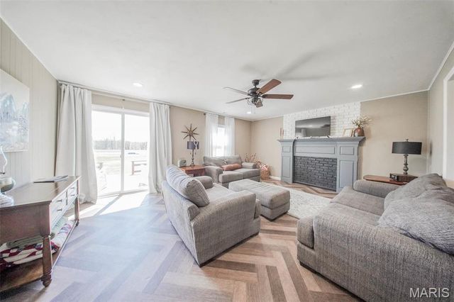 15227 County Road 1110, St James, MO 65559