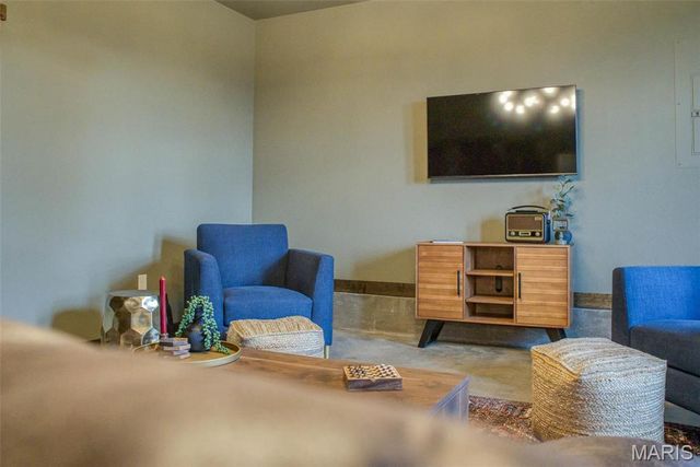 15227 County Road 1110, St James, MO 65559