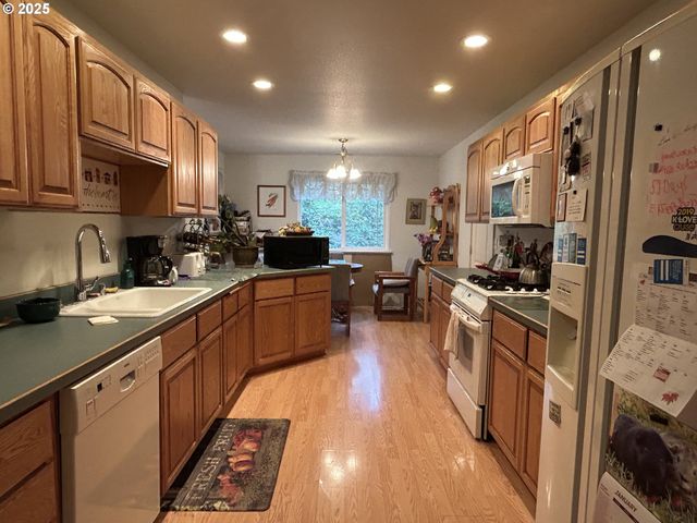 2343 Nw CHAMBERS Dr, Roseburg, OR 97471