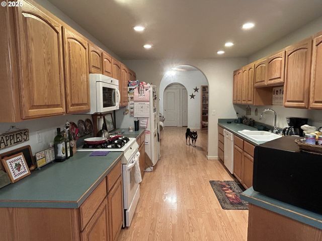 2343 Nw CHAMBERS Dr, Roseburg, OR 97471