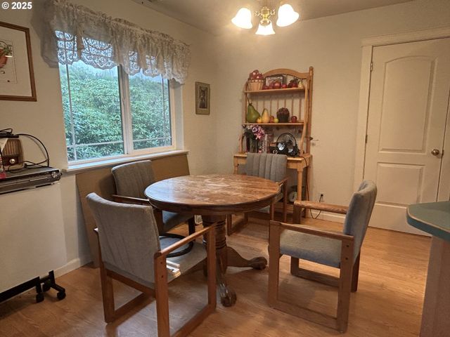 2343 Nw CHAMBERS Dr, Roseburg, OR 97471