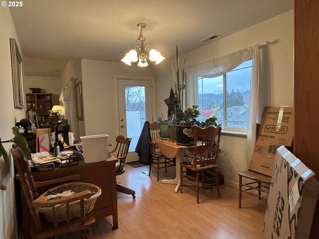 2343 Nw CHAMBERS Dr, Roseburg, OR 97471