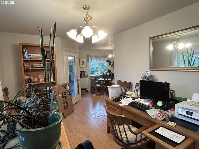 2343 Nw CHAMBERS Dr, Roseburg, OR 97471