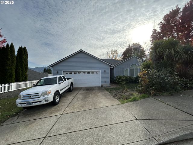 2343 Nw CHAMBERS Dr, Roseburg, OR 97471