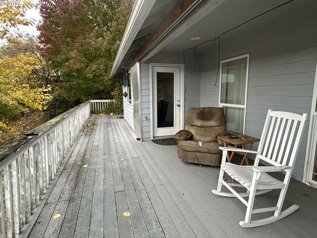 2343 Nw CHAMBERS Dr, Roseburg, OR 97471