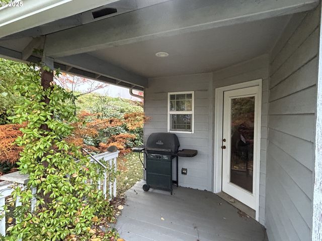 2343 Nw CHAMBERS Dr, Roseburg, OR 97471