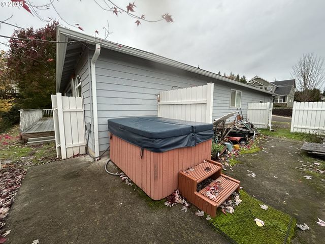 2343 Nw CHAMBERS Dr, Roseburg, OR 97471