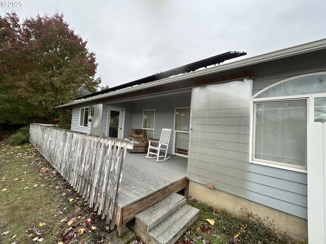 2343 Nw CHAMBERS Dr, Roseburg, OR 97471