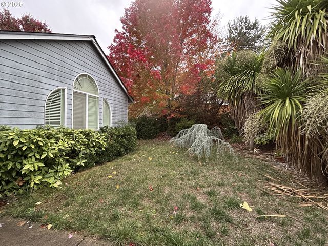 2343 Nw CHAMBERS Dr, Roseburg, OR 97471