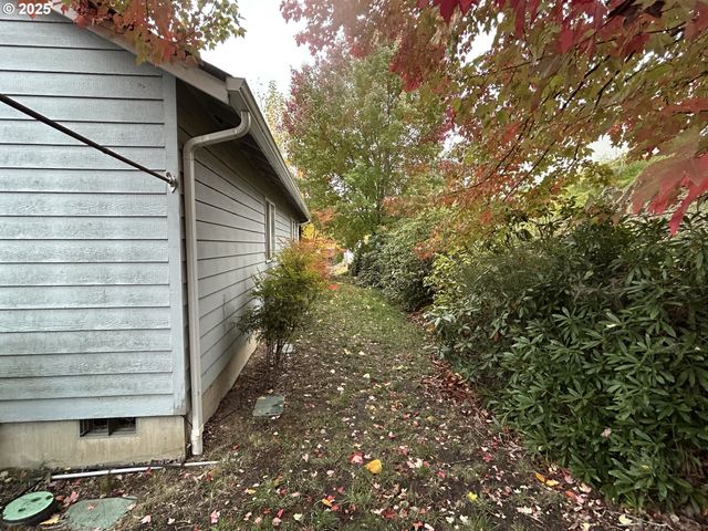 2343 Nw CHAMBERS Dr, Roseburg, OR 97471