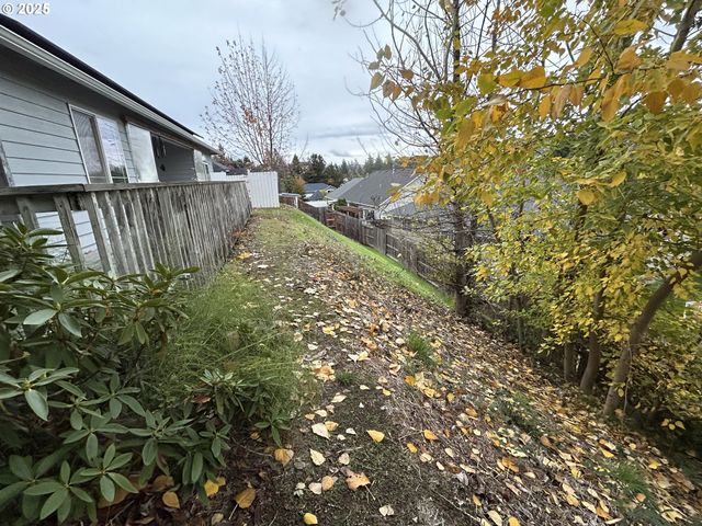 2343 Nw CHAMBERS Dr, Roseburg, OR 97471