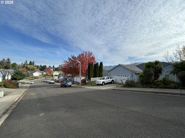2343 Nw CHAMBERS Dr, Roseburg, OR 97471
