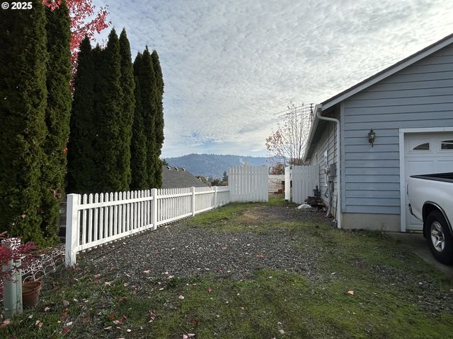 2343 Nw CHAMBERS Dr, Roseburg, OR 97471