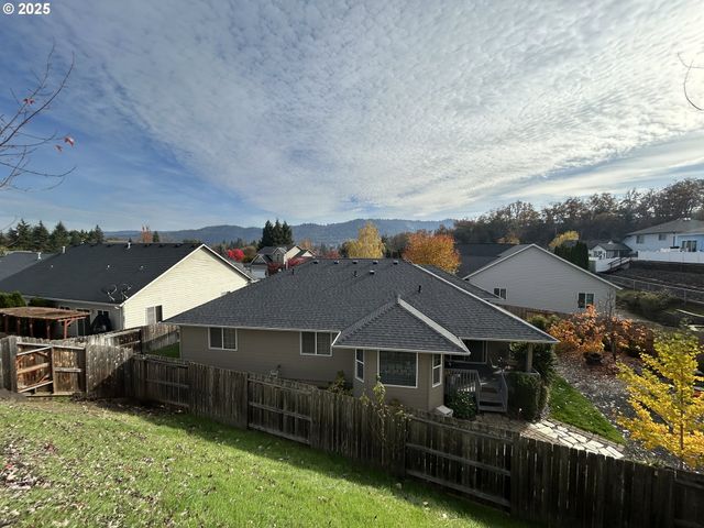 2343 Nw CHAMBERS Dr, Roseburg, OR 97471