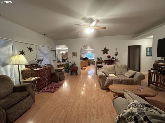 2343 Nw CHAMBERS Dr, Roseburg, OR 97471