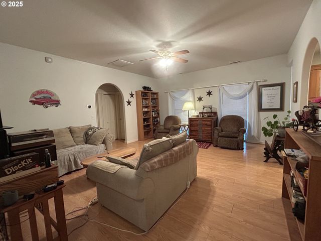 2343 Nw CHAMBERS Dr, Roseburg, OR 97471