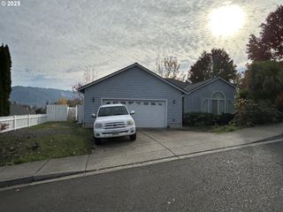 2343 Nw CHAMBERS Dr, Roseburg, OR 97471