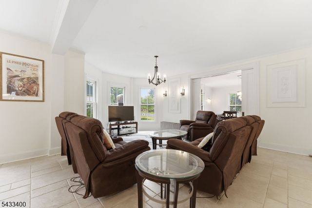 61 New St, Hampton Boro, NJ 08827
