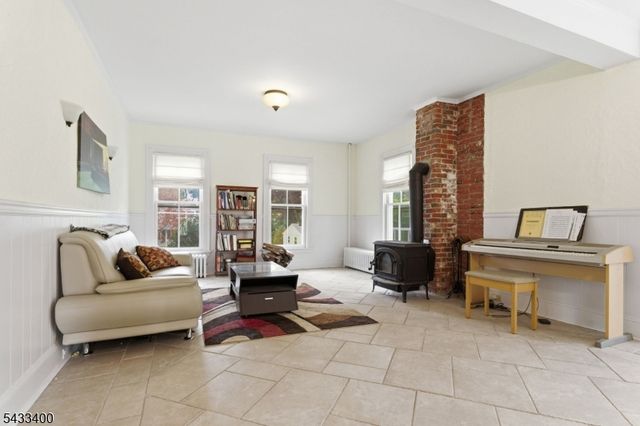 61 New St, Hampton Boro, NJ 08827
