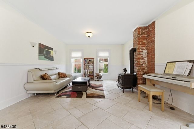 61 New St, Hampton Boro, NJ 08827