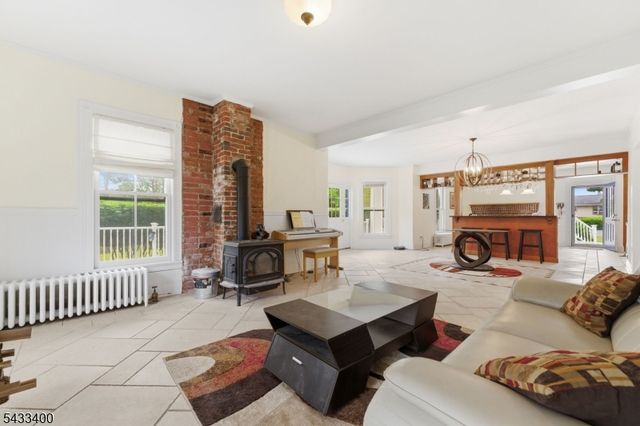 61 New St, Hampton Boro, NJ 08827