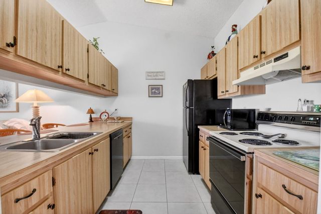 6 Farnworth Drive, Boynton Beach, FL 33426