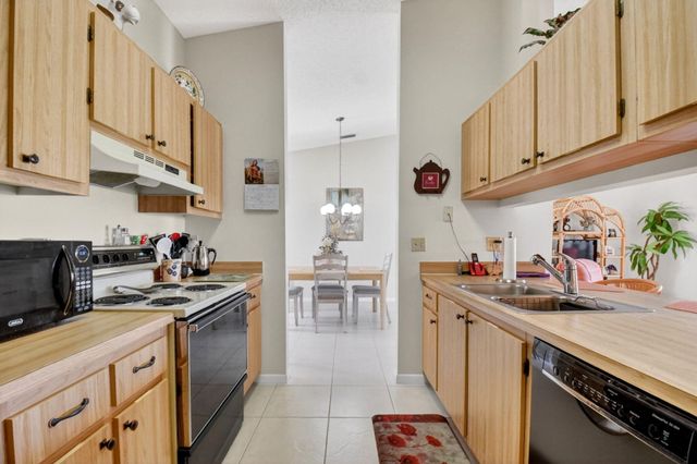 6 Farnworth Drive, Boynton Beach, FL 33426