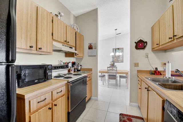 6 Farnworth Drive, Boynton Beach, FL 33426