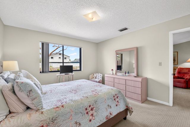6 Farnworth Drive, Boynton Beach, FL 33426