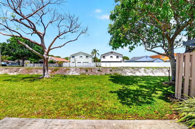 6 Farnworth Drive, Boynton Beach, FL 33426