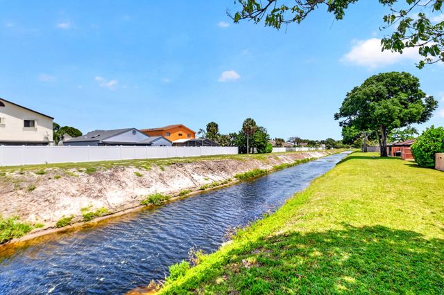 6 Farnworth Drive, Boynton Beach, FL 33426