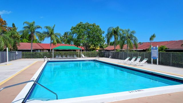 6 Farnworth Drive, Boynton Beach, FL 33426