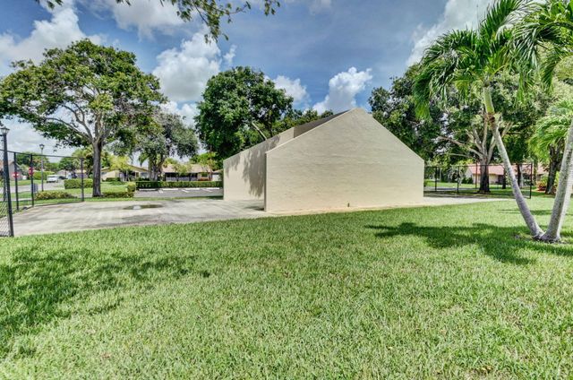 6 Farnworth Drive, Boynton Beach, FL 33426