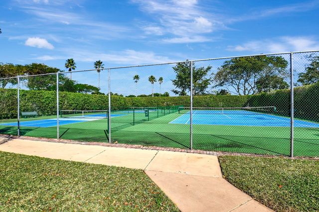 6 Farnworth Drive, Boynton Beach, FL 33426
