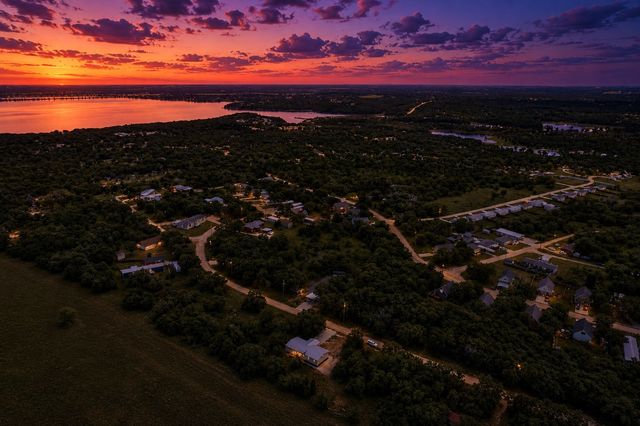 147 Lark Meadow Drive, Runaway Bay, TX 76426