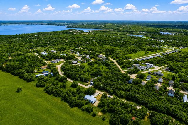 147 Lark Meadow Drive, Runaway Bay, TX 76426